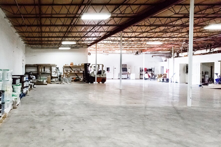 More Photos Of 1539 Round Table Dr, Dallas Light Manufacturing For Sale