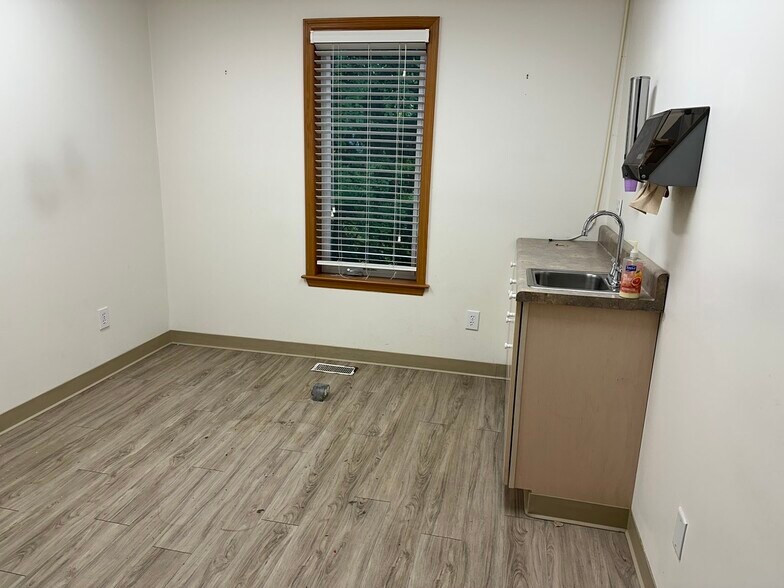 More Photos Of 343 Dewey St, Bennington Office For Lease