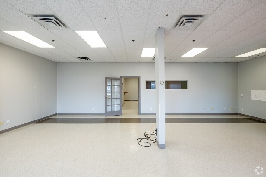 More Photos Of 170 Boul Taschereau, La Prairie Storefront Retail Office For Lease