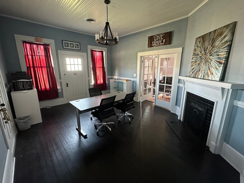 More Photos Of 62 Lee St, Jefferson Office For Sale