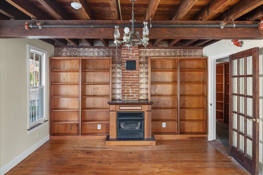 More Photos Of 159 N Sycamore St, Newtown Office For Lease