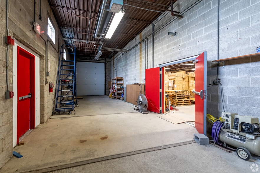 More Photos Of 252 Bethlehem Pike, Colmar Showroom For Lease