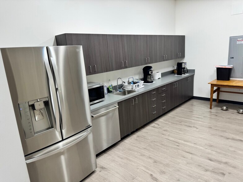 More Photos Of 4801 Biddle Rd, Central Point Office For Lease