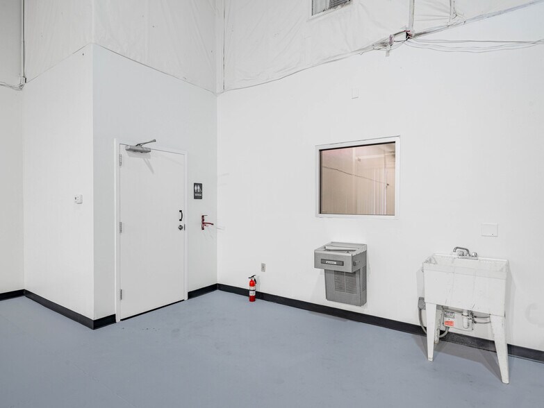 More Photos Of 6600-6626 Kingspointe Pky, Orlando Distribution For Lease