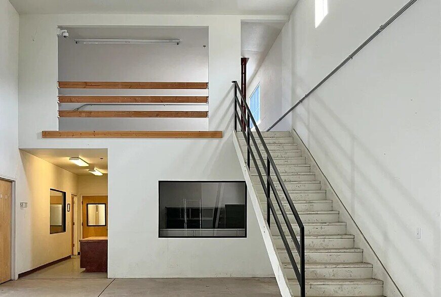 More Photos Of 500 S Willard St, Cottonwood Distribution For Lease