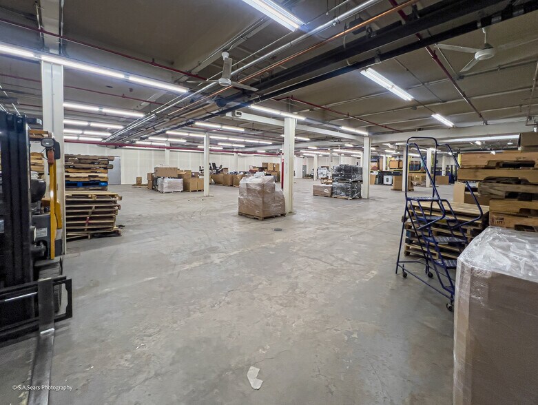 More Photos Of 63 Flansburg Ave, Dalton Flex For Sale