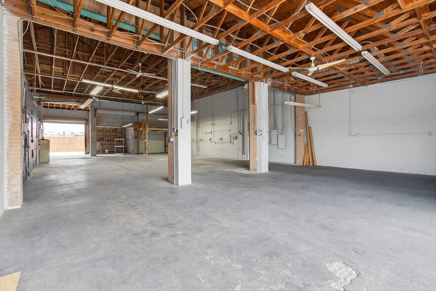 More Photos Of 18508-18510 US Highway 19, Hudson Light Manufacturing For Lease