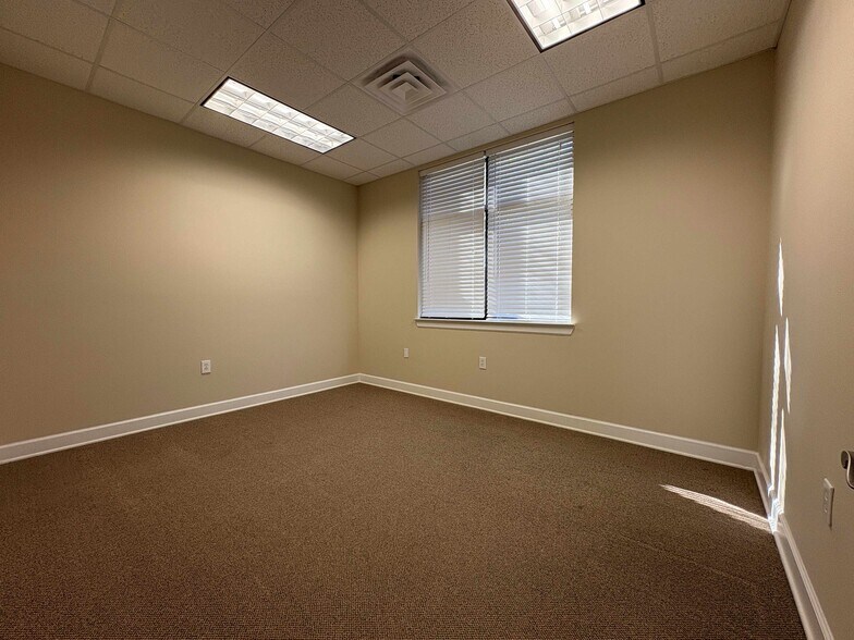 More Photos Of 12440 Emily Ct, Sugar Land Medical For Lease