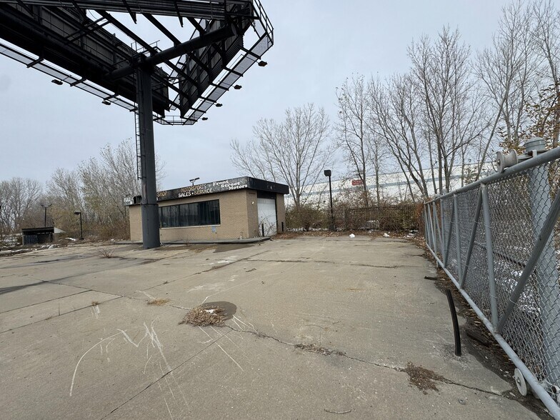 More Photos Of 6850 E Front St, Kansas City Freestanding For Sale