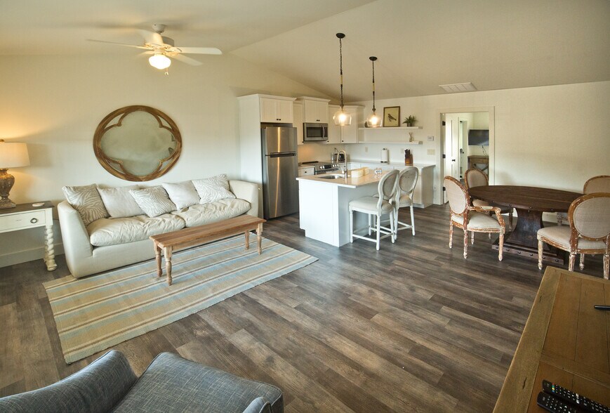 More Photos Of 118 Oak Crescent Cir, Clayton Hotel For Sale
