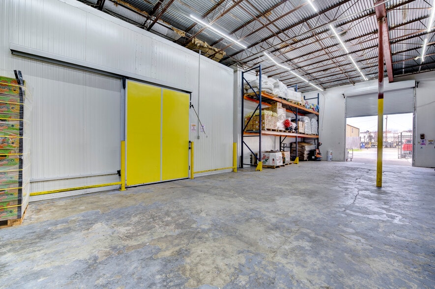 More Photos Of 7414 Domino Ln, Houston Light Distribution For Sale