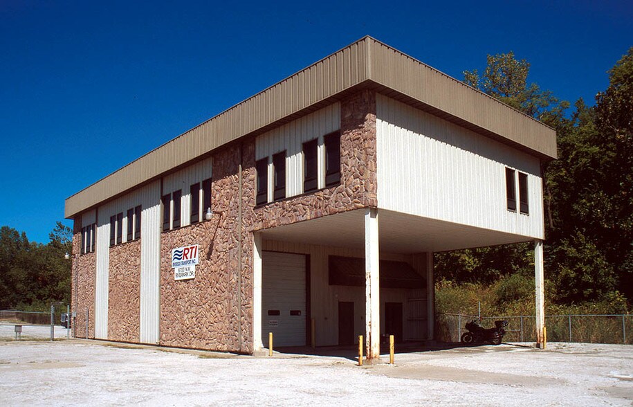 More Photos Of 6700 NW River Park Dr, Riverside Warehouse For Lease