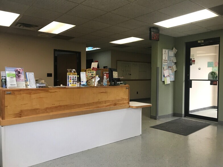 More Photos Of 19200 Allen Rd, Trenton Veterinarian Kennel For Lease