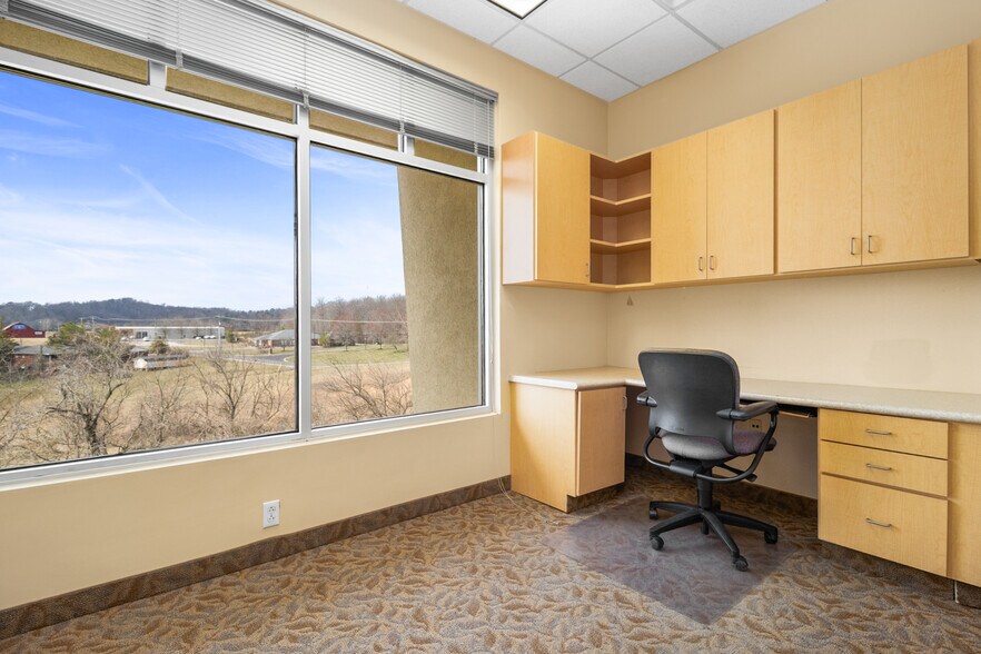 More Photos Of 200 City Hill Dr, London Medical For Sale