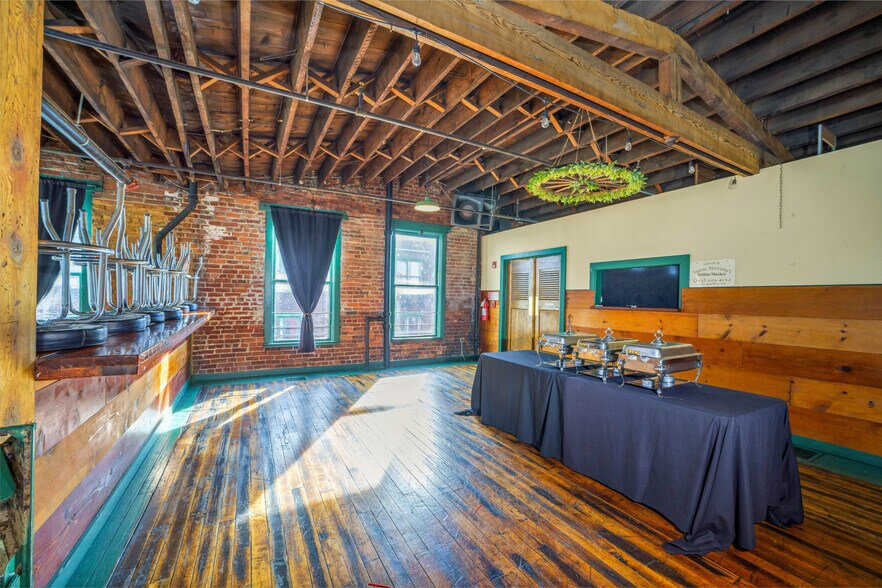 More Photos Of 923 N E St, Richmond Storefront For Sale