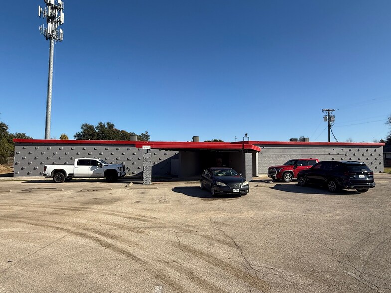 More Photos Of 2020 Saturn Rd, Garland Freestanding For Sale