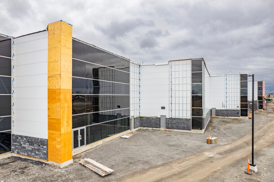 More Photos Of 260 Rue Jacques, Laval Warehouse For Sale