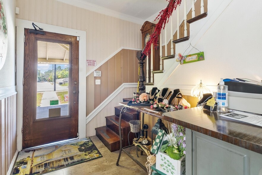 More Photos Of 1024 W Main St, Leesburg Storefront Retail Residential For Sale