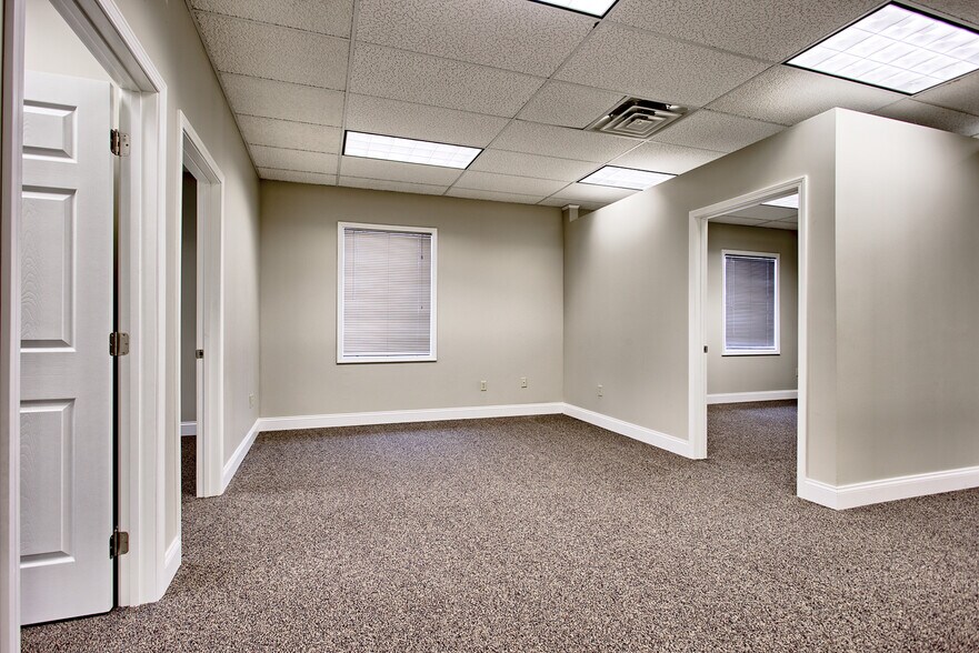 More Photos Of 3 Club Centre Ct, Edwardsville Office For Lease