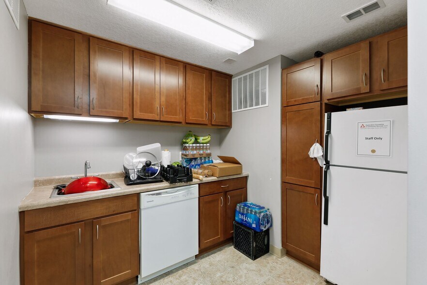 More Photos Of 800 N 42nd Ave, Minneapolis Medical For Lease