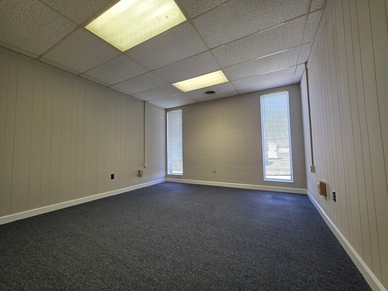 More Photos Of 404 St Andrews Dr, Greenville Office For Lease