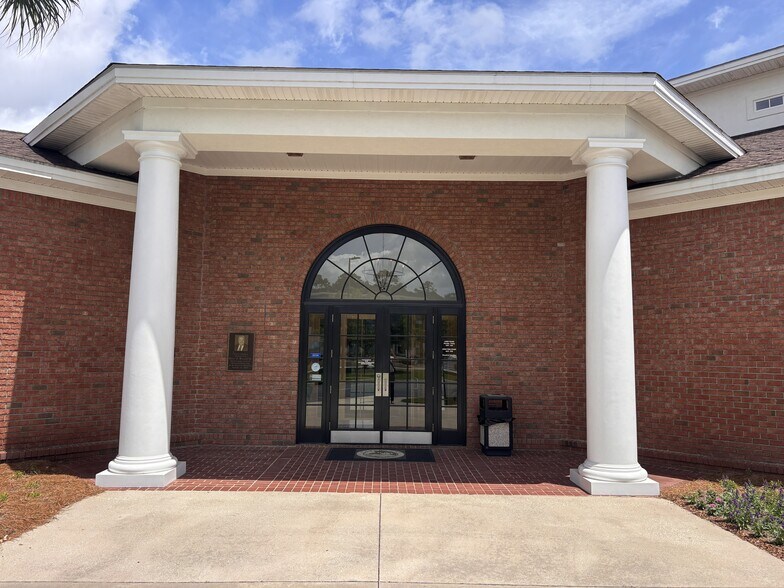 More Photos Of 227 Gateway Center Blvd, Brunswick Bank For Lease