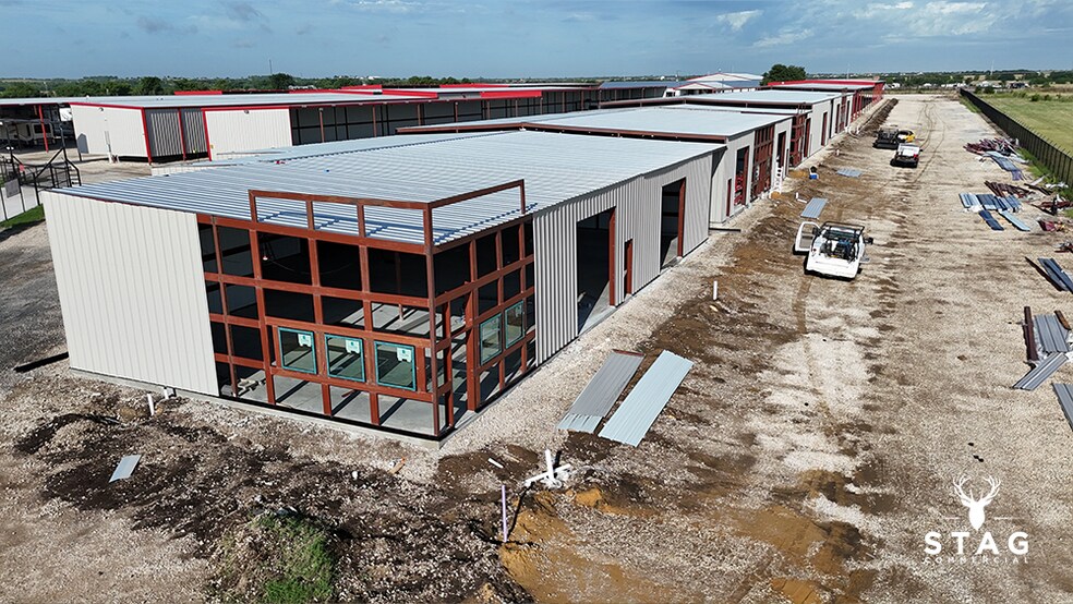 More Photos Of 13676 Interstate 35, Valley View Unknown For Lease