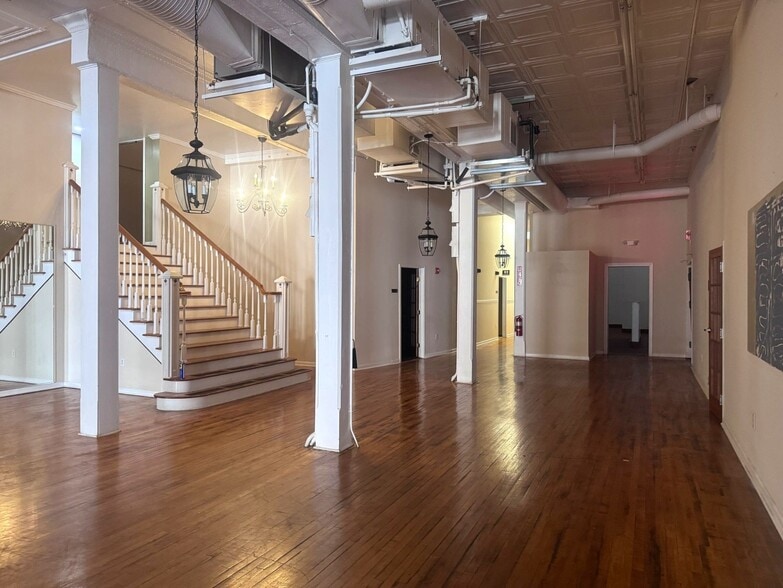 More Photos Of 131 Bradford St, Gainesville Storefront Retail Office For Lease