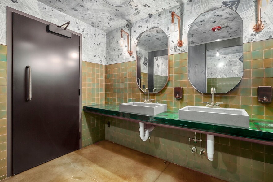 More Photos Of 819 N California Ave, Chicago Bar For Sale