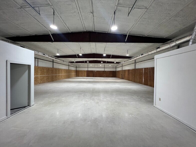More Photos Of 12106 Valliant St, San Antonio Warehouse For Lease