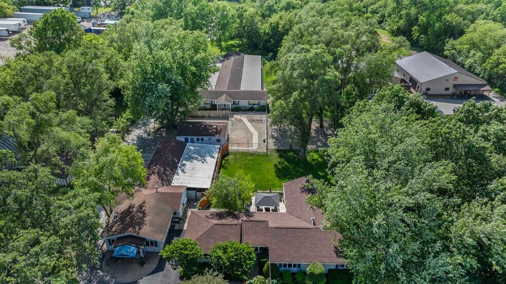 More Photos Of 4403 S Roberts Rd, Island Lake Veterinarian Kennel For Sale