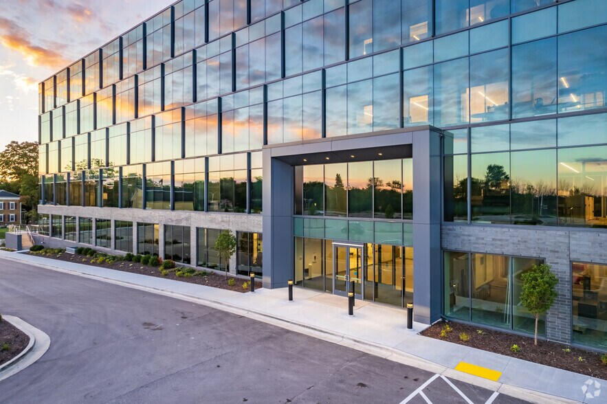 More Photos Of 17335 Golf Pkwy, Brookfield Office For Lease