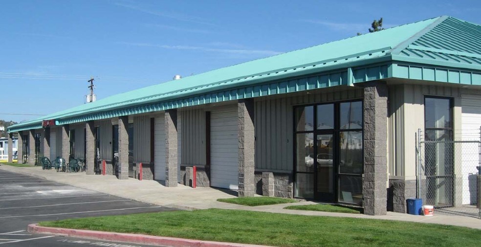Primary Photo Of 62860 Boyd Acres Rd, Bend Warehouse For Lease
