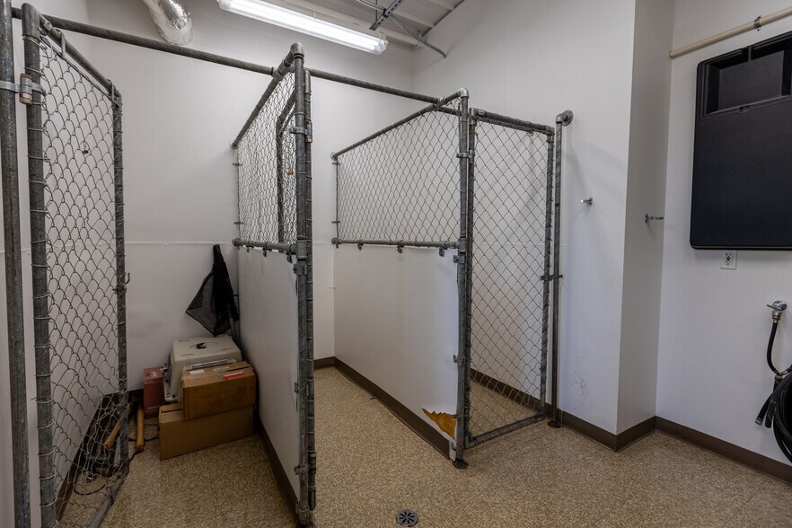More Photos Of 14605 Velp Ave, Suamico Veterinarian Kennel For Lease
