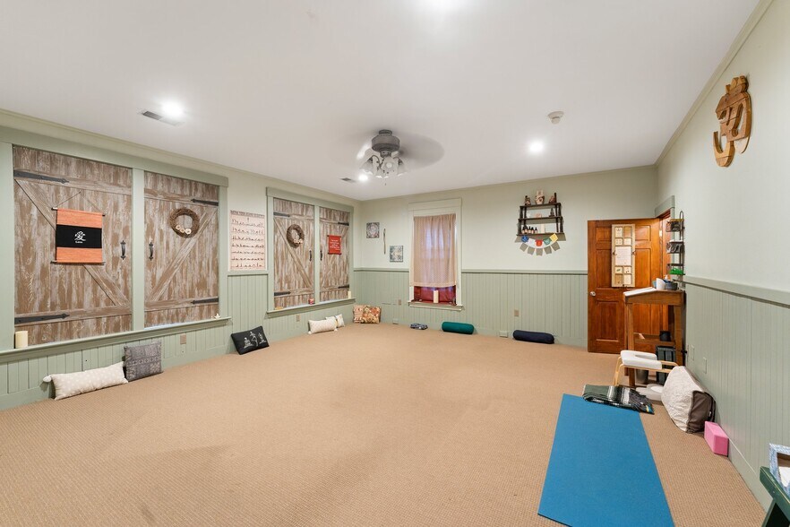 More Photos Of 35 East Ave, Burrillville Freestanding For Lease