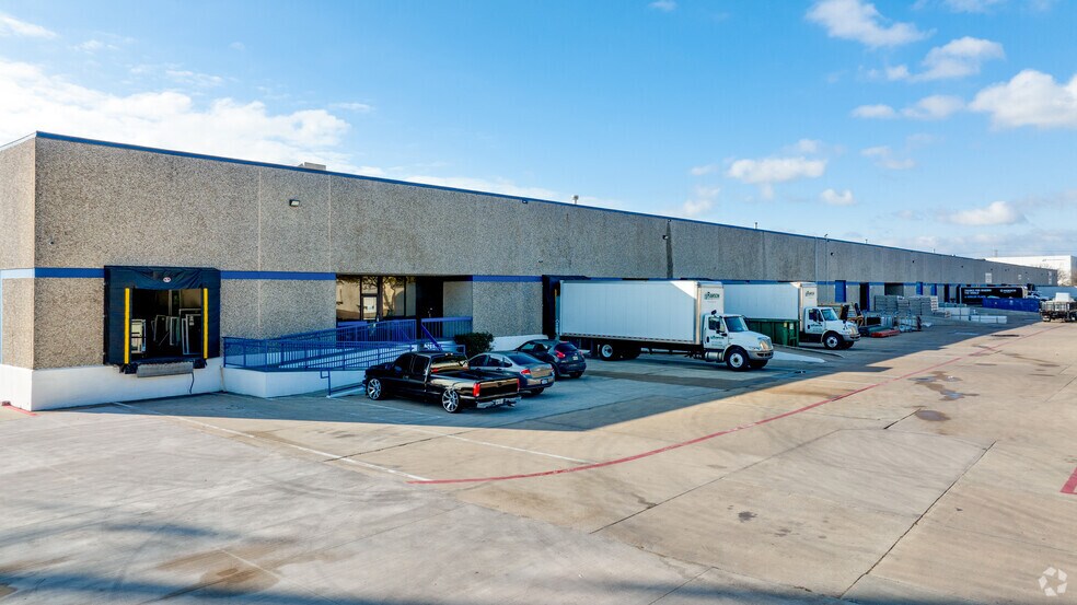 More Photos Of 2300-2334 Franklin Dr, Fort Worth Distribution For Lease