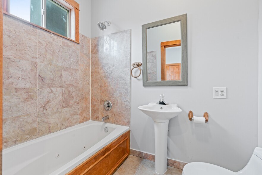 More Photos Of 3801-3809 N Clark St, Chicago Restaurant For Sale