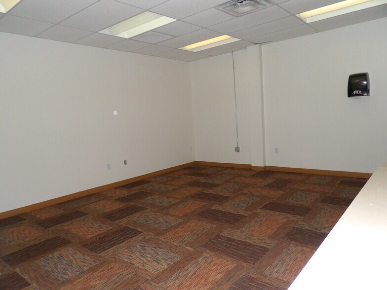 More Photos Of 11500 Pellicano Dr, El Paso Showroom For Sale