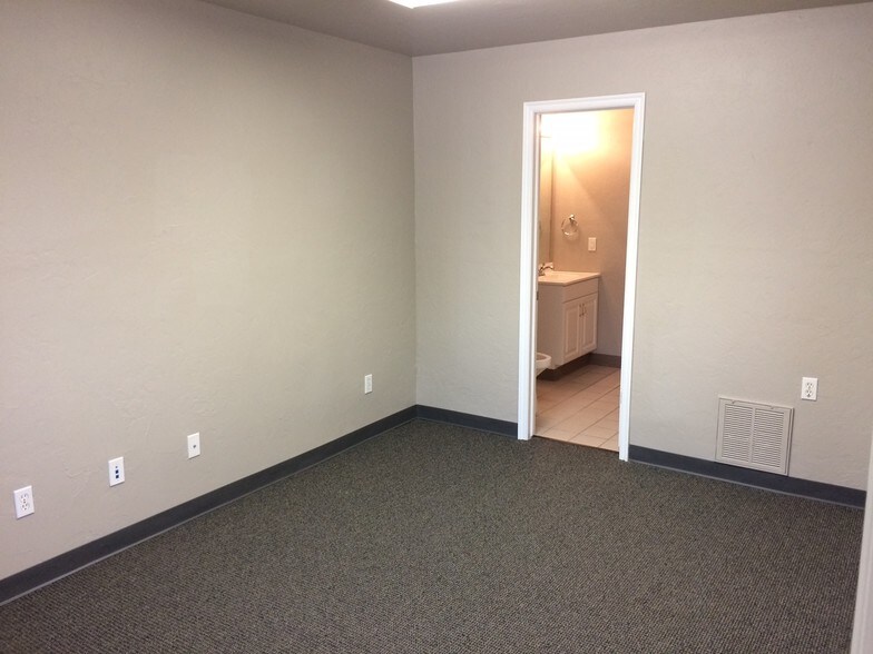 More Photos Of 2350 S Midwest Blvd, Oklahoma City Light Manufacturing For Lease