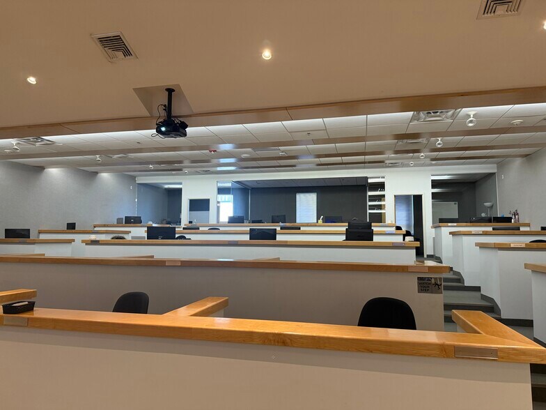 More Photos Of 100 Commerce Dr, Warwick Flex For Sale