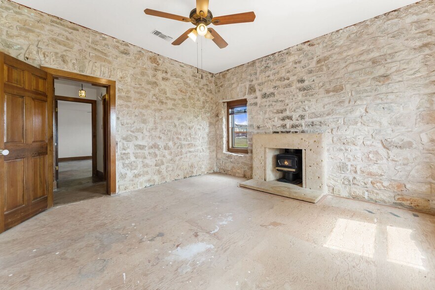 More Photos Of 600 County Road 263, Liberty Hill Specialty For Lease