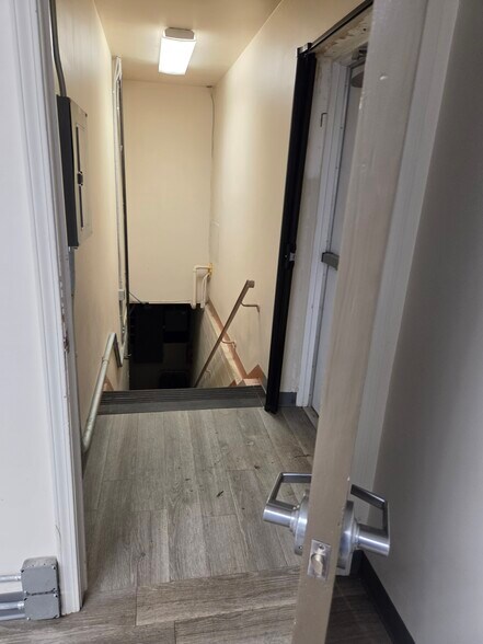 More Photos Of 101-103 S Talbot St, Addison Bank For Lease