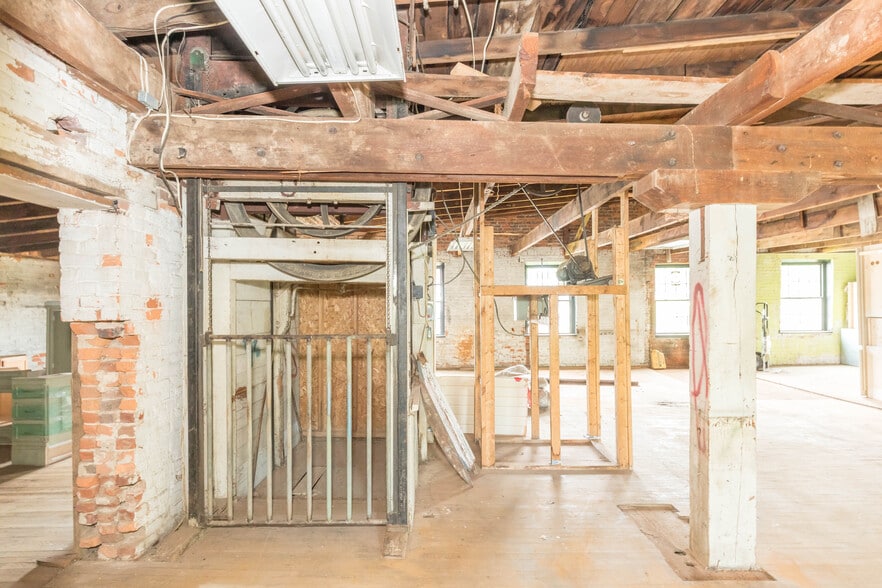More Photos Of 1340 W Main St, Wytheville Loft Creative Space For Sale