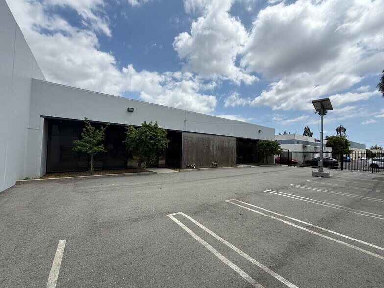 More Photos Of 8950-8954 Lurline Ave, Chatsworth Light Manufacturing For Lease