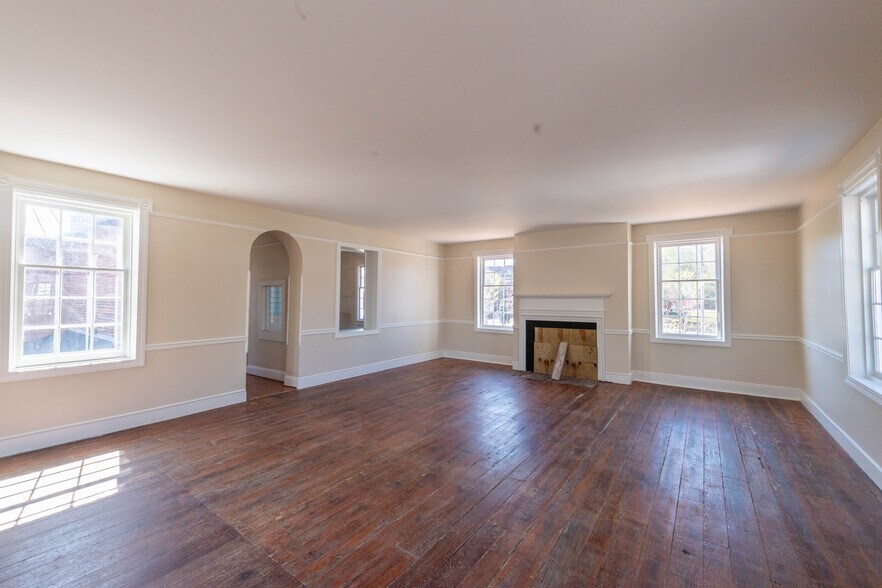 More Photos Of 115 S Jackson St, Salisbury Restaurant For Lease