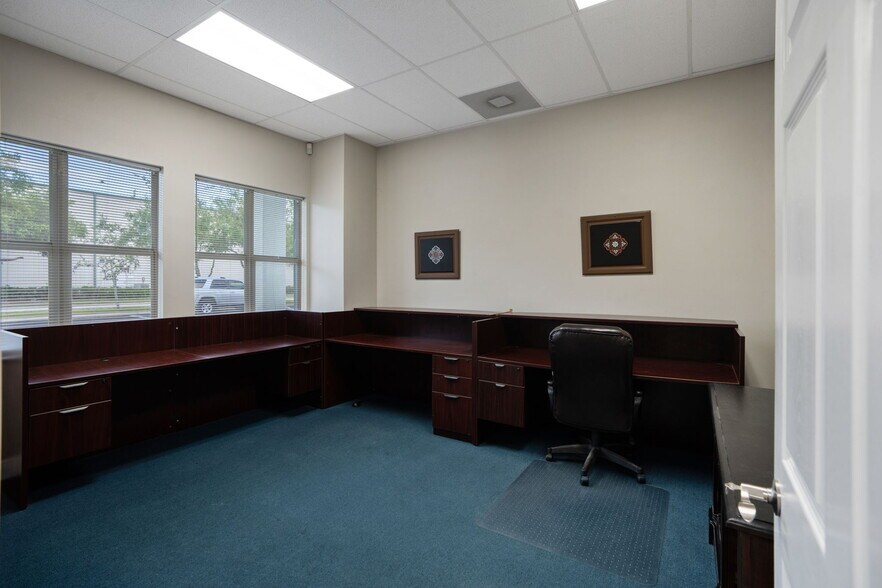 More Photos Of 6834 28th Street Cir E, Sarasota Warehouse For Lease