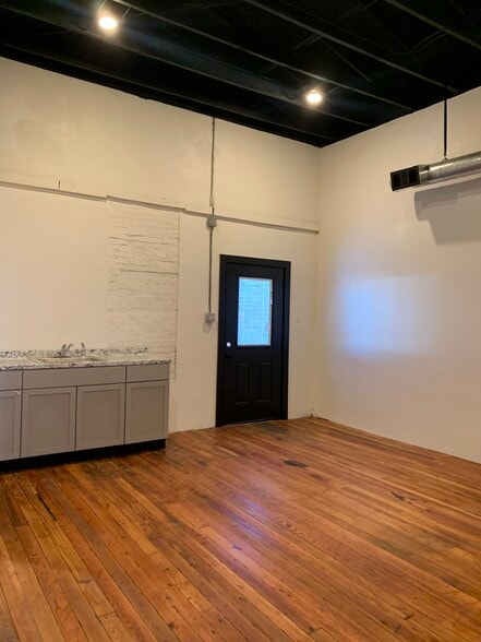 More Photos Of 106 N Main St, Grand Saline Storefront For Sale