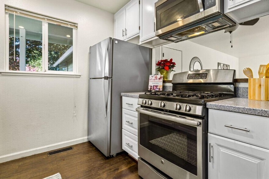 More Photos Of 2304 Donahue Ave, Santa Rosa Apartments For Sale