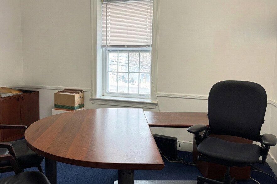 More Photos Of 17 Main St, Sag Harbor Office For Lease