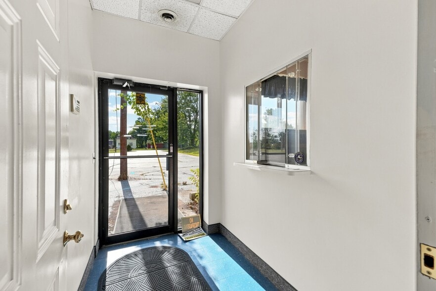 More Photos Of 12305 Beech Daly Rd, Taylor Flex For Lease